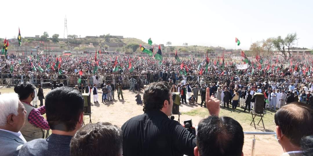 psfmansoor's tweet photo. کوہاٹ: پاکستان پیپلزپارٹی کے چیئرمین بلاول بھٹو زرداری بابری بانڈہ میں سینیٹر شمیم آفریدی اور رکن خیبر پختونخواہ اسمبلی امجد آفریدی کی پی پی پی میں شمولیت کے موقع پر جلسے سے خطاب کررہے ہیں- https://t.co/fO3lYrAJf8