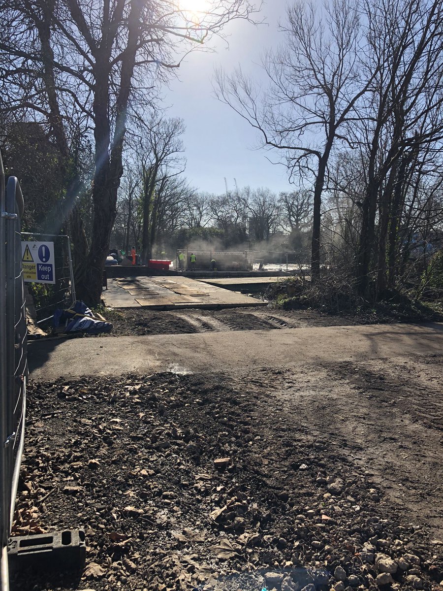 stouty26's tweet photo. Beautiful morning in the sun to @RdgHydro at #Cavershamweir #sustainability #hydropower #readingbridge #riverthames @CanalRiverTrust @EnvAgency @LandandWaterCo #waitingfortheturbines #viewisland #caversham https://t.co/XA4EoRVDYC