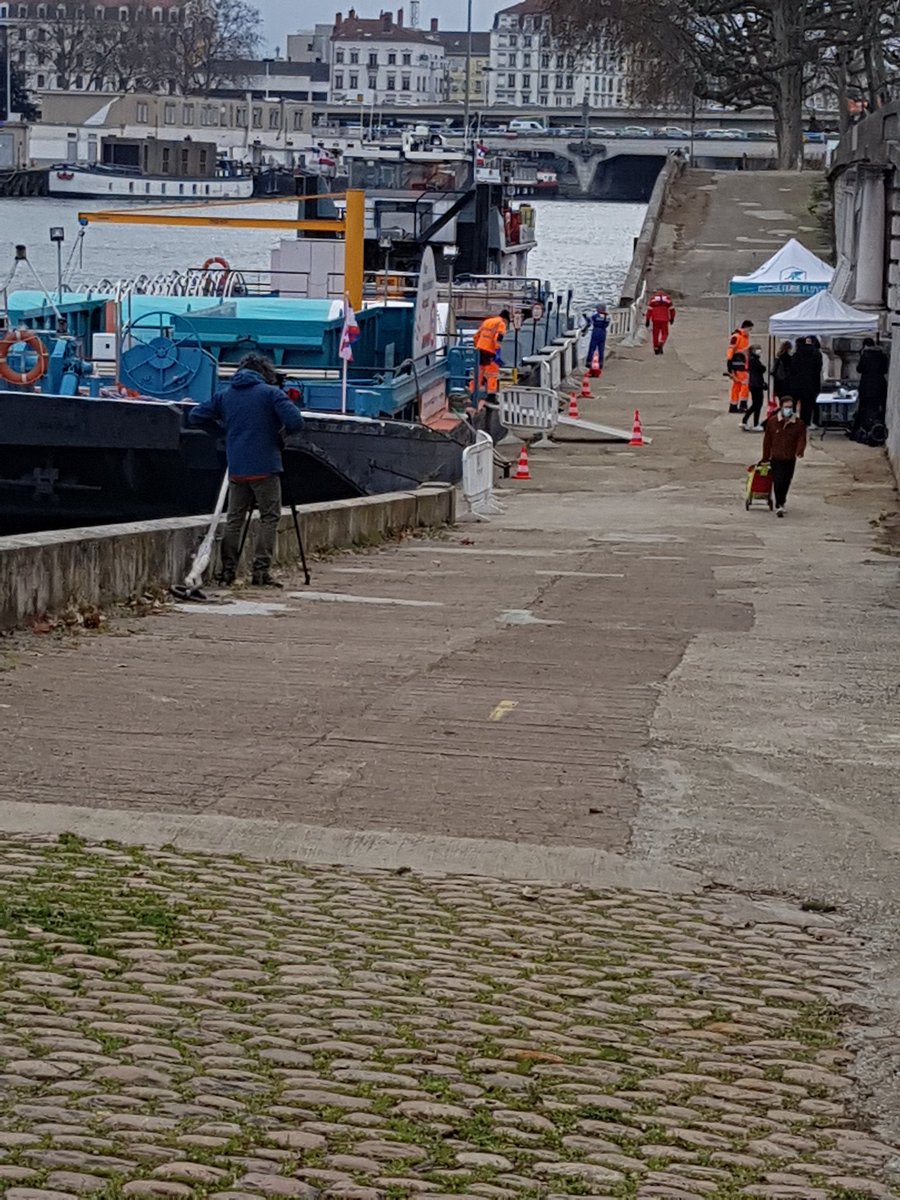 Ce matin la déchetterie fluviale sur la Saône réouvrait ( post crue ), bientôt un point en + sur le Rhône ... Se désencombrer ( don pour réemploi)  ou recyclage matièreà pied ou à vélo en plein centre de Lyon  : c'est possible ! #zerogaspillage <a href="/ecolosgrandlyon/">Les Écologistes - Grand Lyon Métropole</a> <a href="/brunobernard_fr/">Bruno Bernard</a>