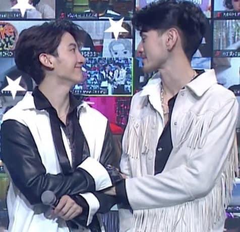 mikeytoptap's tweet photo. WHAT A SHOW YOU GUYS PUT FOR US!👬🏻👨❤️👨👨❤️💋👨🥰😍@mmikesiri @Toptap_jirakit @Chinnarat_home @ToptapStation #miketoptap #miketop #mikechinnarat #toptap_jirakit #tonhonchonlatee #tonhonchonlateelive #thaibl #blseries #bl #boyslove https://t.co/hmsVDCbYAM