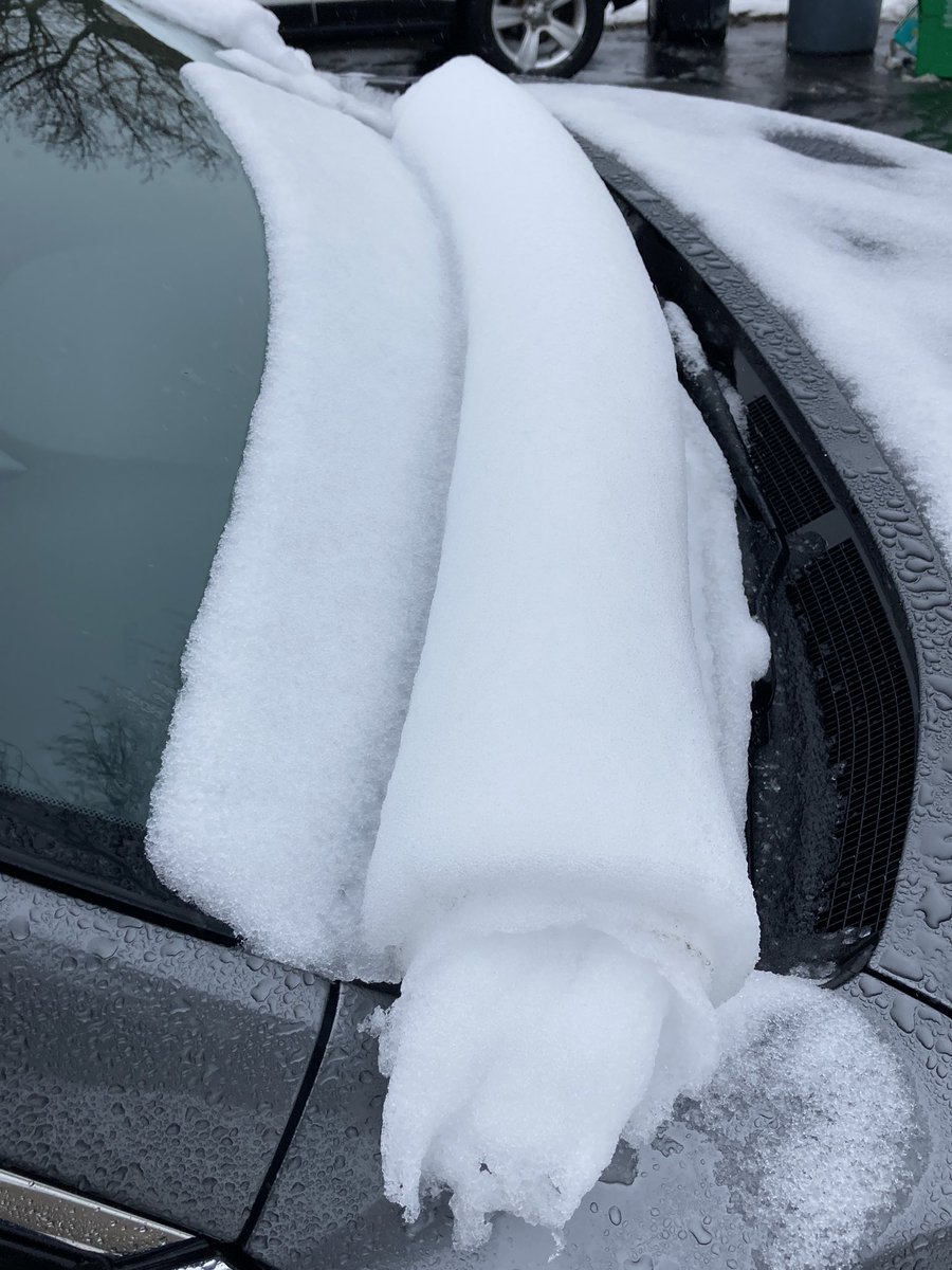 ssigafoos's tweet photo. Here’s what the snow on my windshield looks like now 😆 https://t.co/SzWvidvKVW