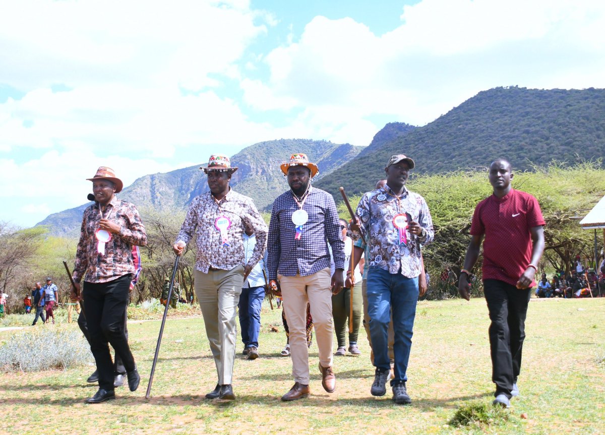 kipmurkomen's tweet photo. Today I was in Lorrok Lolmong’o, Samburu North through the invitation of Sen.Lelegwe to boost the financial capital of Lulu youth group, a self help group trading  in livestock and livestock products. Former MP Lelelit Lati, MCAs and other local leaders were in attendance. https://t.co/VQVkvvCHgt