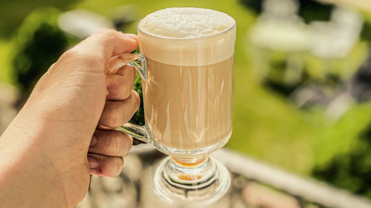 dot_bio's tweet photo. Power through your week effortlessly with this easy organic Cinnamon Latte recipe:

Warm 1 TSP ground cinnamon, 1 TBSP of sugar &amp; 1 1/4 Cup of milk in a pan. Add 400ML coffee to 4 mugs, add milk. 

Feeling fancy? Put some cloves &amp; green cardamom pods in your mug before pouring! https://t.co/oDbCrjdsPN