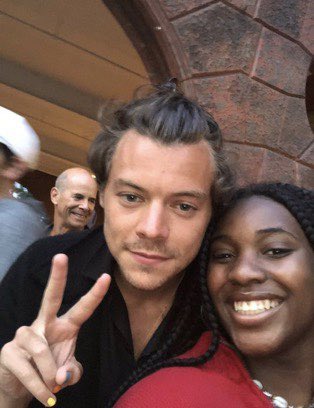 if  you  stan :

       - harry  styles
       - shawn  mendes
       - their peace signs <3

 rt  this  to  gain  mutuals !