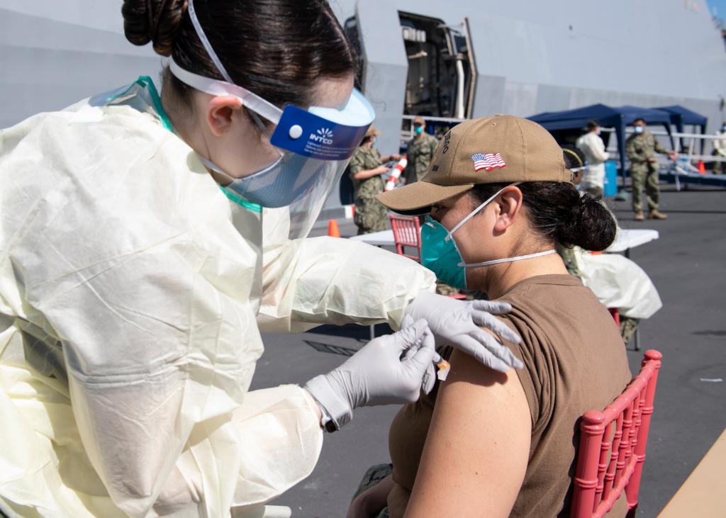 USNavy's tweet photo. Protecting the fleet; Protecting each other #SinkCOVID 💉 ⚓ 

#USNavy Medicine Readiness &amp; Training Unit Bahrain administers the COVID-19 vaccine to personnel from the amphibious transport dock ship USS San Diego (LPD 22) in Manama, Bahrain, Feb 26.  @US5thFleet #NavyReadiness https://t.co/0fd7Sxct8b