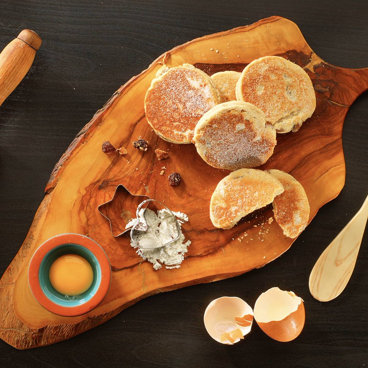 To celebrate St David's Day this year, we're giving away free artisan welshcakes! 🏴󠁧󠁢󠁷󠁬󠁳󠁿

On Monday, all online orders and in-store purchases, from our Trade Street &amp; Bridgend stores will come with a free welshcake. So pop by or shop online, we'll see you Monday! ♥️

#sheffs