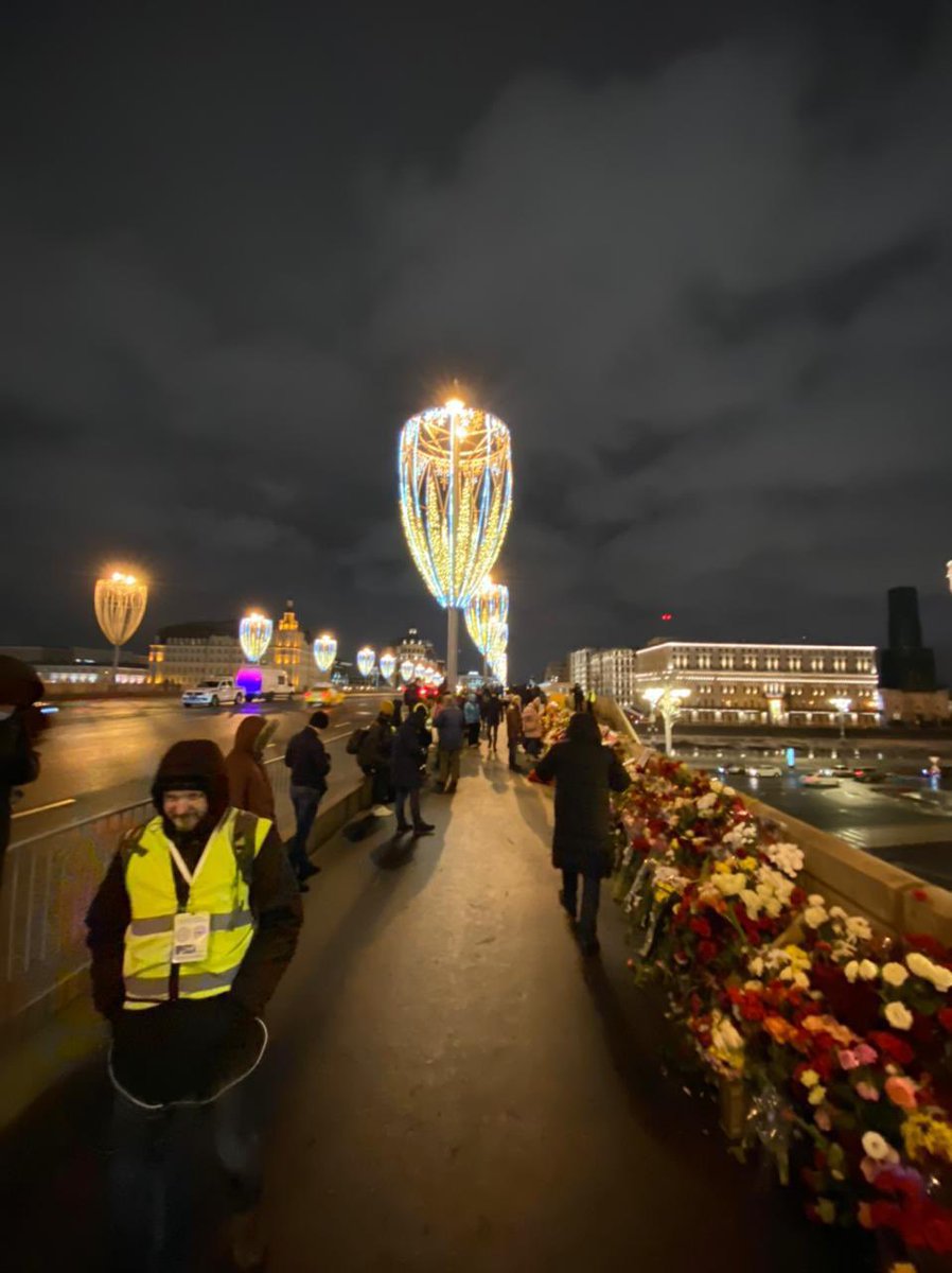 MobCounter2015's tweet image. По состоянию на 20:00 в возложении цветов на Большом Москворецком мосту приняли участие 6255 человек.