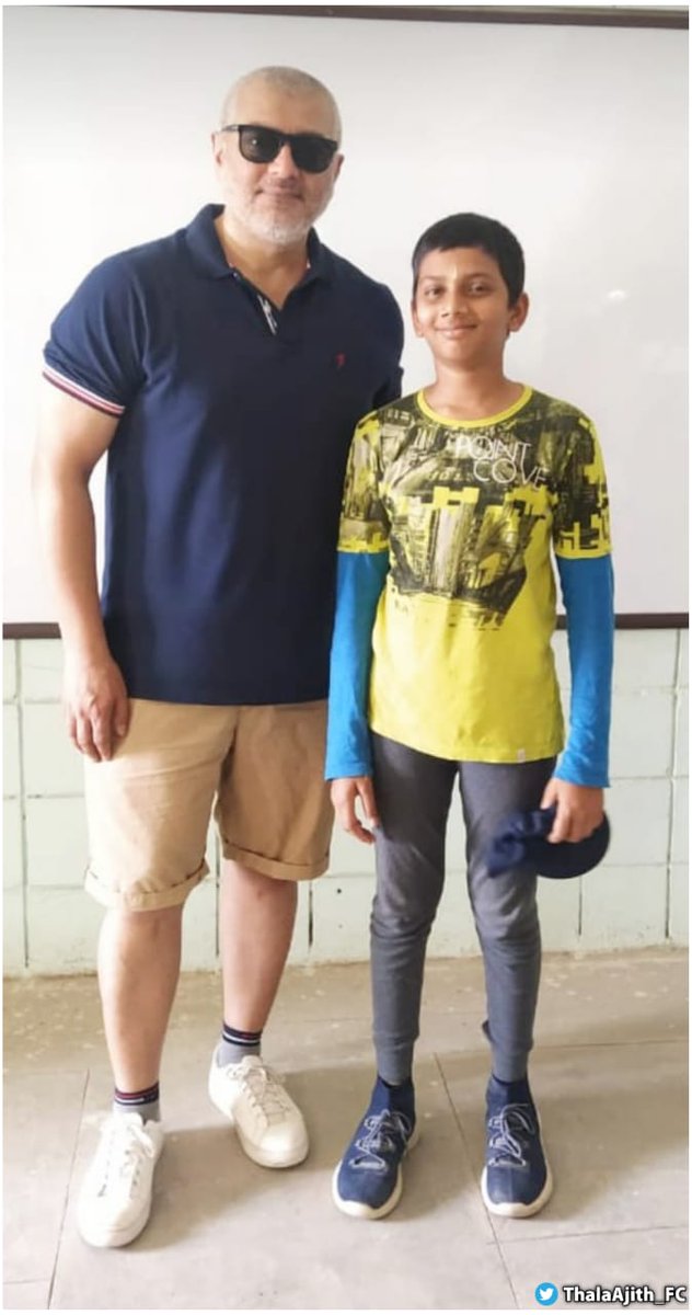 ThalaAjith_FC's tweet photo. Exclusive Pic Of THALA AJITH With a Lucky Kid..🤩✌️

Look At That BICEPS!! 💪🏻 #Valimai

#THALAFansDominatesTwitter https://t.co/sYQDlViUdZ