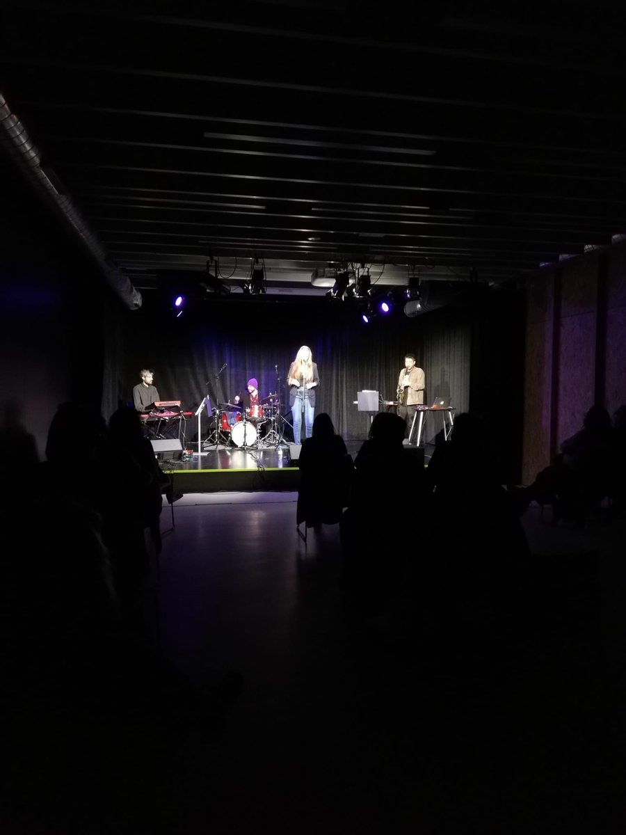 Ja ha començat ‘Verdad a compás’, el concert de La Chunga, <a href="/LonguiMari/">MariLongui</a>! <a href="/BcnDCultural/">Barcelona Districte Cultural</a> #centrescívicsBCN #BcnDCultural #concert