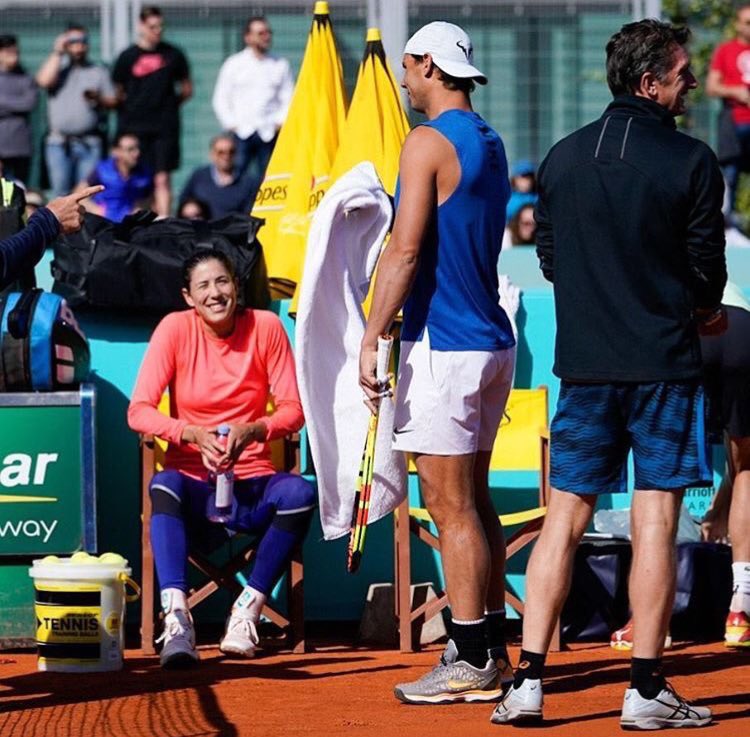 FIFAmyFOOT's tweet image. Yes but @RafaelNadal
 would never Block the camera with the bottle no? 😜   #unforcedError   @conchitamartinz