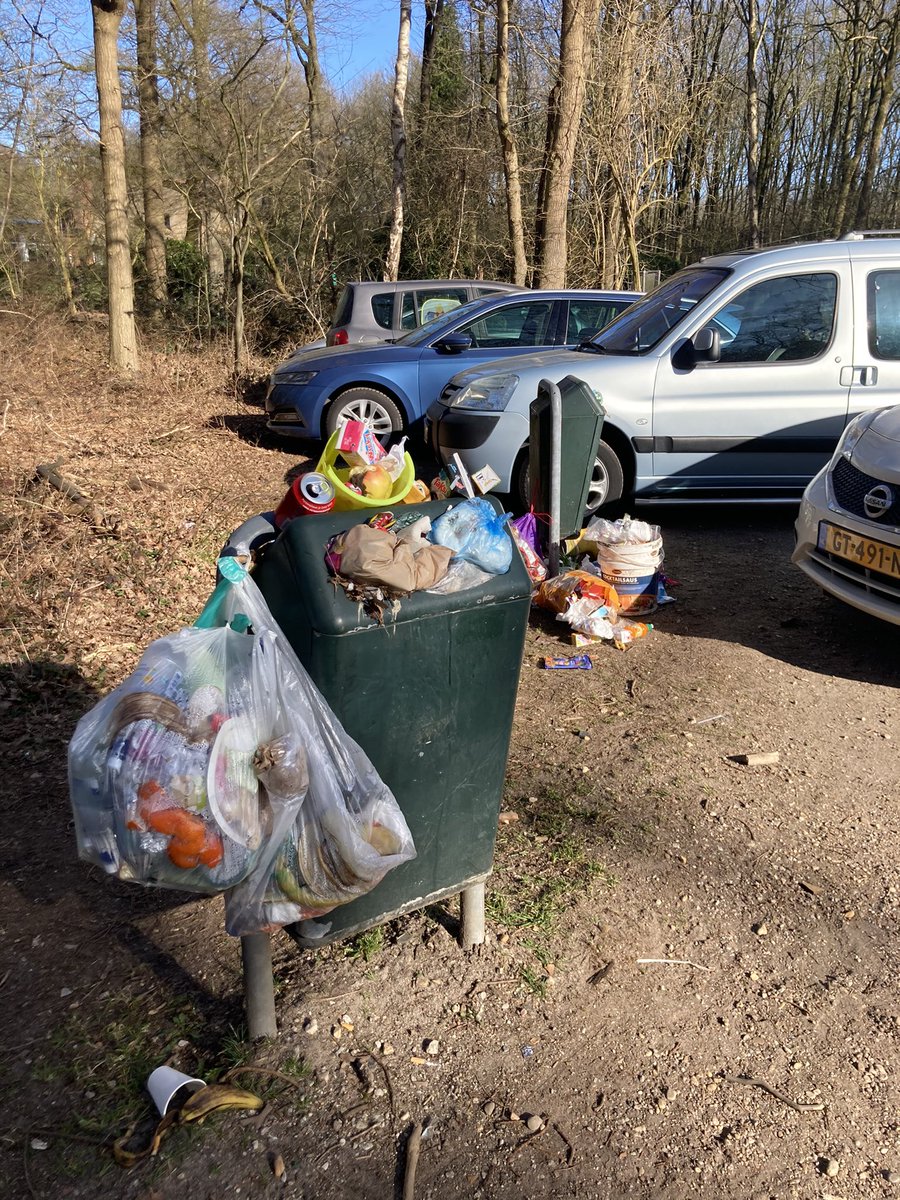 MirjamHiep's tweet photo. Lieve bezoekers van @mooigooi willen jullie alsjeblieft je lege pakje drinken, vieze luiers, bierflessen, colablikjes, kaplaarzen en andere spullen in een plastic zakje weer mee naar huis willen nemen? De prullenbakken zitten vol. dank jullie wel #dienstdoendeboswachter https://t.co/pJLnIOMG87