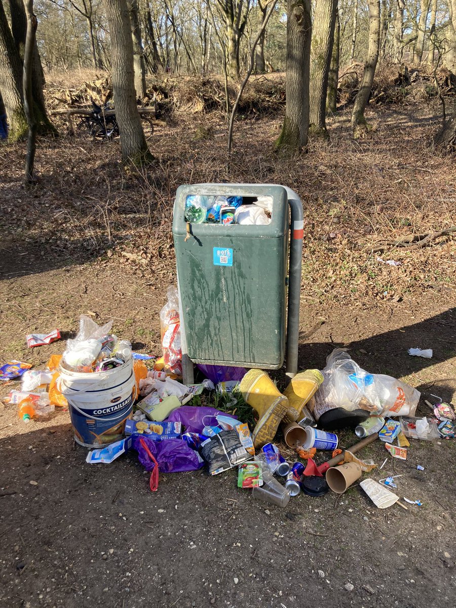 MirjamHiep's tweet photo. Lieve bezoekers van @mooigooi willen jullie alsjeblieft je lege pakje drinken, vieze luiers, bierflessen, colablikjes, kaplaarzen en andere spullen in een plastic zakje weer mee naar huis willen nemen? De prullenbakken zitten vol. dank jullie wel #dienstdoendeboswachter https://t.co/pJLnIOMG87