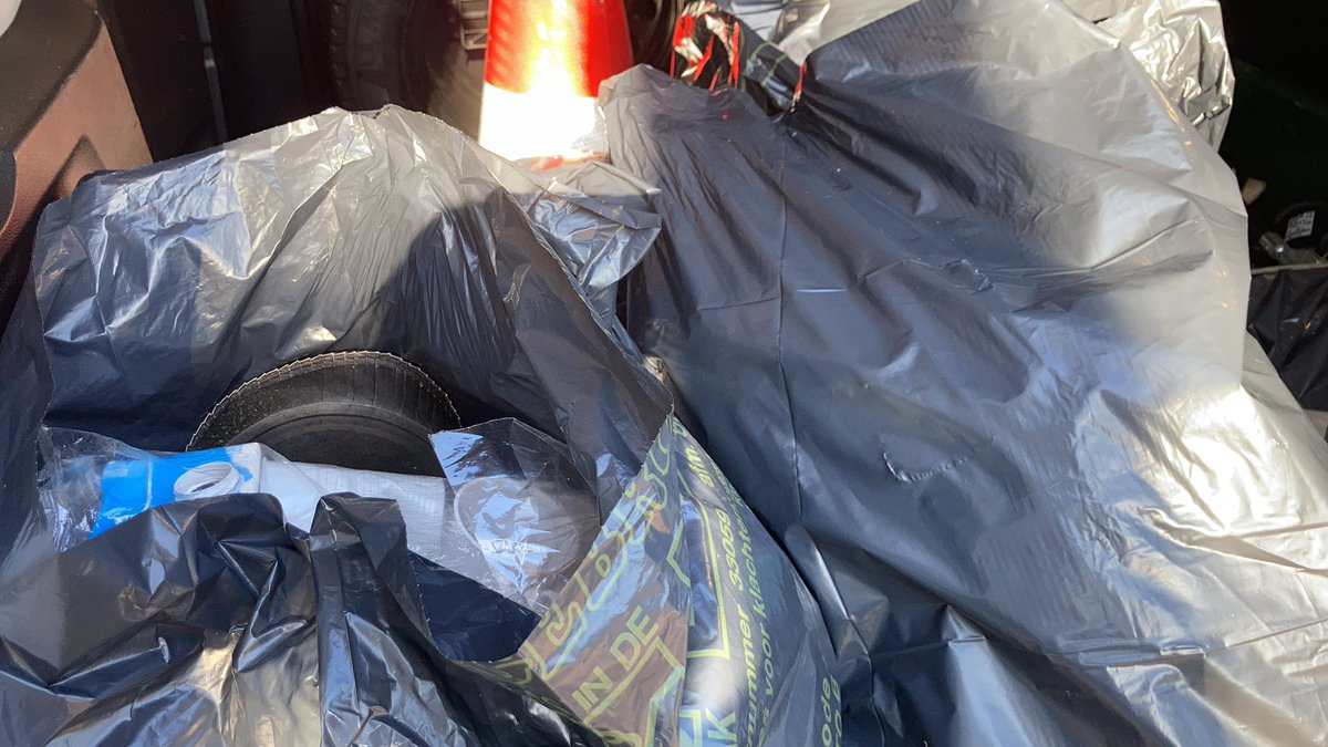 Lieve bezoekers van <a href="/mooigooi/">mooigooi</a> willen jullie alsjeblieft je lege pakje drinken, vieze luiers, bierflessen, colablikjes, kaplaarzen en andere spullen in een plastic zakje weer mee naar huis willen nemen? De prullenbakken zitten vol. dank jullie wel #dienstdoendeboswachter