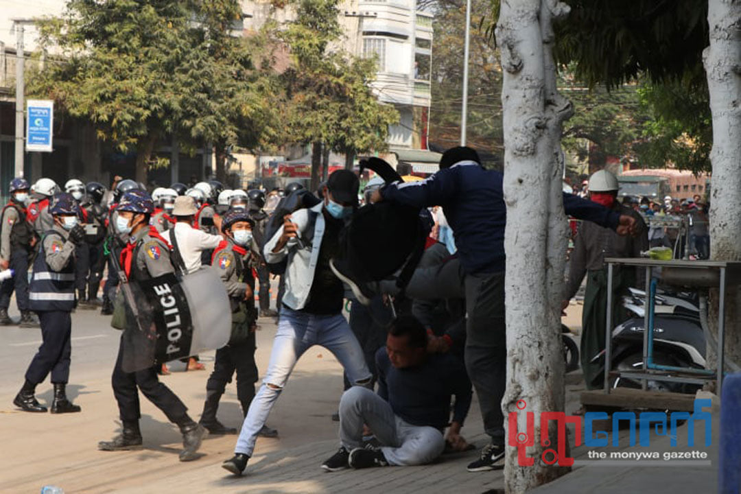 ယနေ့ နံနက်က မုံရွာဆန္ဒပြအခြေအနေအား တိုက်ရိုက်ထုတ်လွှင့်တင်ဆက်နေစဉ် အကြမ်းဖက် ဖမ်းဆီးခံရသော မုံရွာဂေဇက်ဂျာနယ် အမှုဆောင်အရာရှိ ကိုလေး(ခ) ကိုကျော်ကျော်ဝင်း ကို မည်သည့်နေရာတွင် ဖမ်းဆီးခေါ်ဆောင်ထားသည်ကို  ယခုချိန်ထိ ဆက်သွယ်မသိရသေးပါ

thithtoolwin.com/2021/02/blog-p…