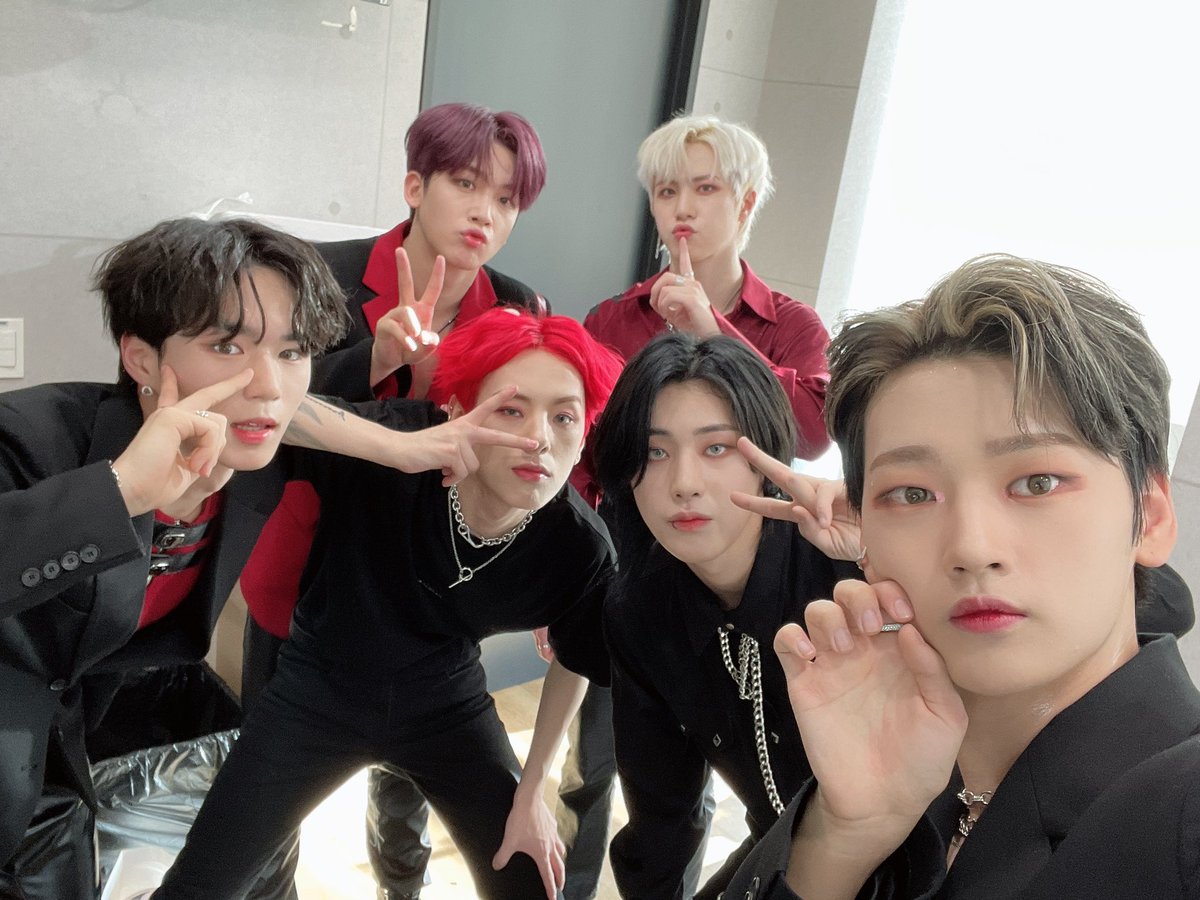 WEi__Official's tweet photo. 어제도 눈부시게 멋진 무대로 감동을 주고😢 
하루 사이에 더 발전한 모습으로 나타나는 울아이😍 
내일도 겁나 멋진 위아이랑 기다릴게요❣️

#위아이 #WEi #IDENTITY #CHALLENGE https://t.co/fx6fQ5SUOc