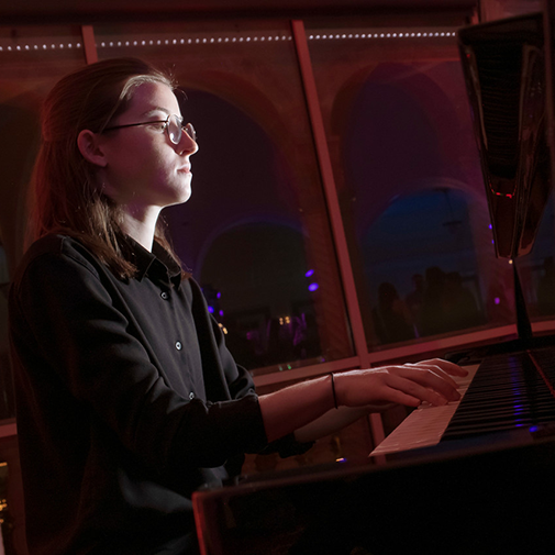 Flagler alumna, now staff and soon-to-be-graduate student says, "Yes!" to playing piano: ow.ly/dkMX50DLcmY