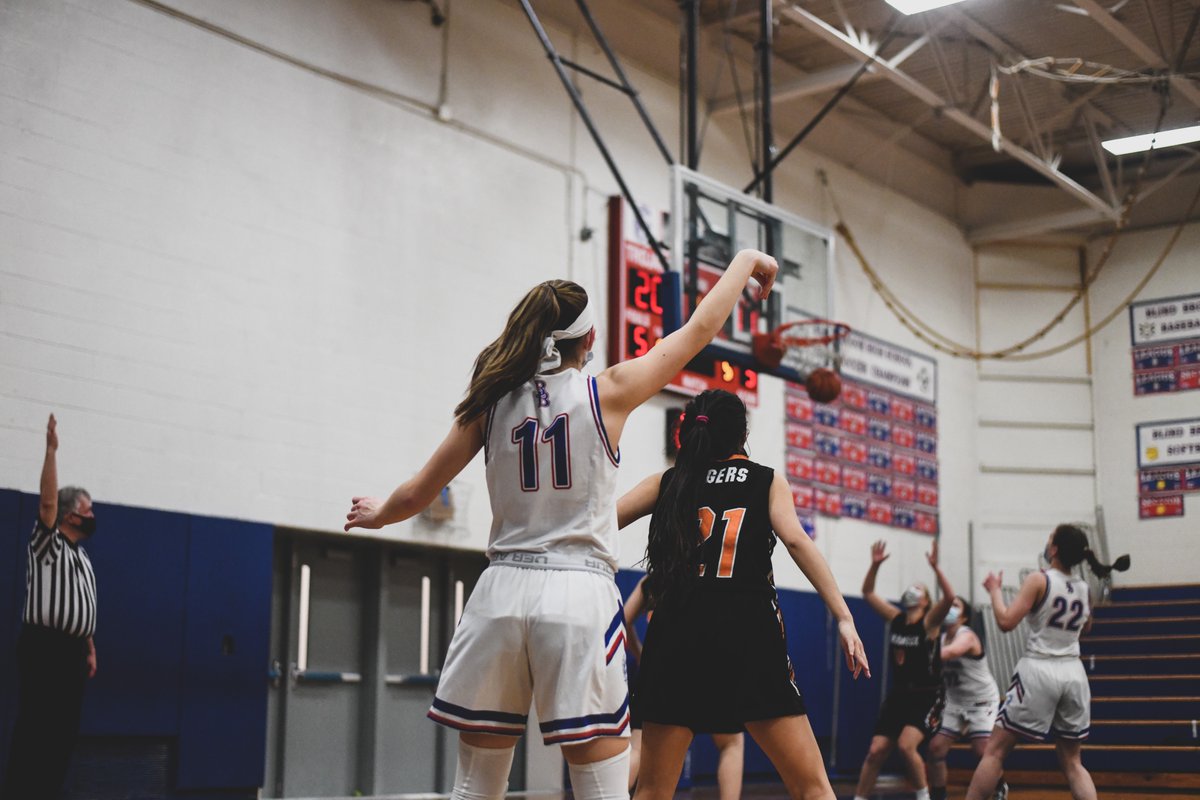 Good Morning, i need you all to  see this shot!  

Knowing my players  helps me get photos other wouldn't. I know  <a href="/KaitlynTangney/">Kaitlyn Tangney‘21</a> , what she shoots &amp; where 👌🏻

fun fact: where I am shooting this from is where the benches used to be, so I wouldn’t be here if it weren’t for covid