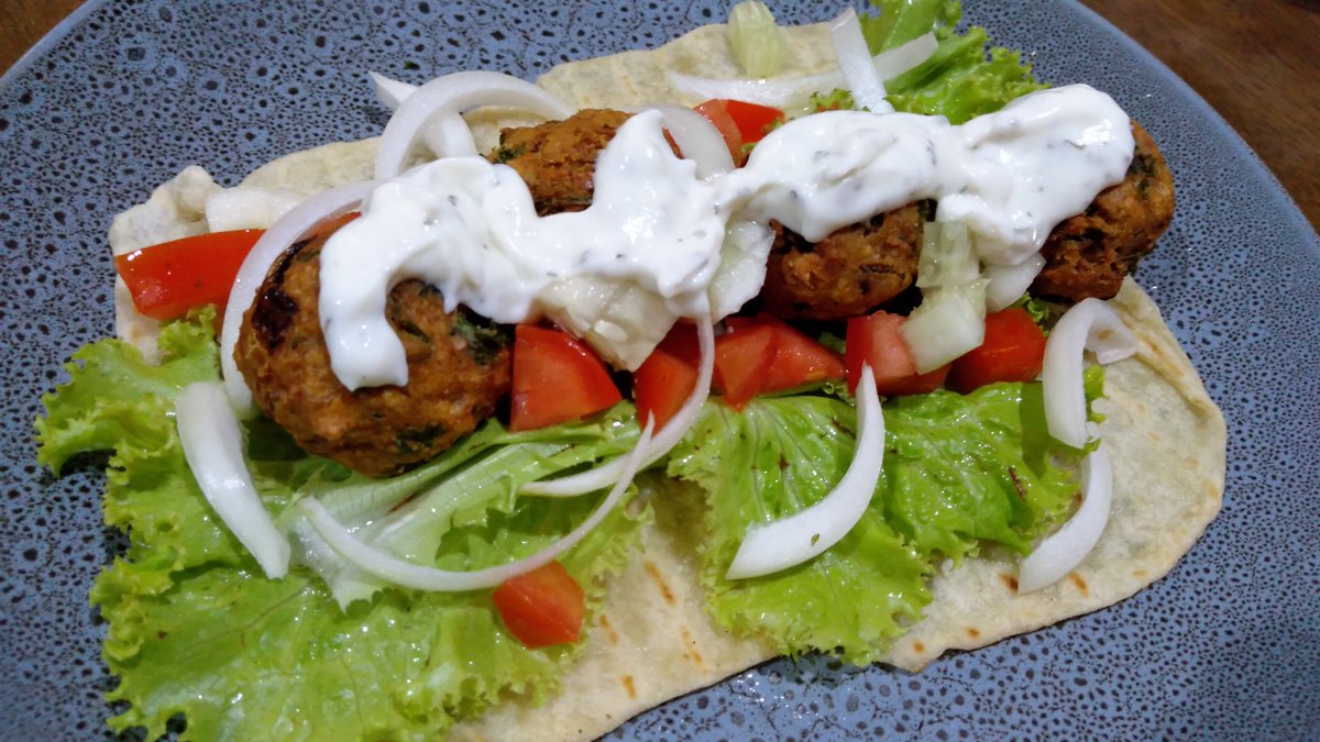 NavitasP's tweet photo. After spending more than half a day making falafels using dried chickpeas, I've just realised that lentho is Javanese falafel. That's it, lentho will be my next plant-based project! #roadtoplantbased https://t.co/PfexkVUjJy