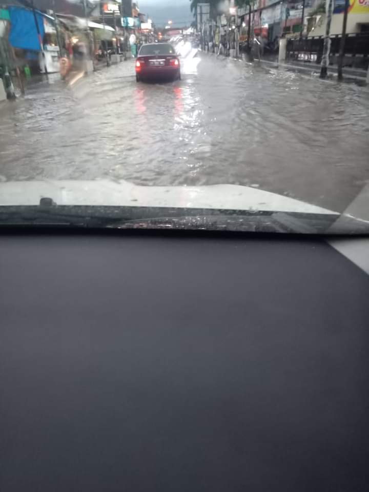 Pak <a href="/ganjarpranowo/">Ganjar Pranowo</a> Malioborobudur banjir loh sore ini.. padahal sedang proses pembangunan.. apa karena kanstin L nya tidak berfungsi sebagai mana mesthinya ya, secara ada tambahan cor di depan kanstin L yg juga merusak pemandangan.. itu di sekitar depan Bank Artha Sambara.