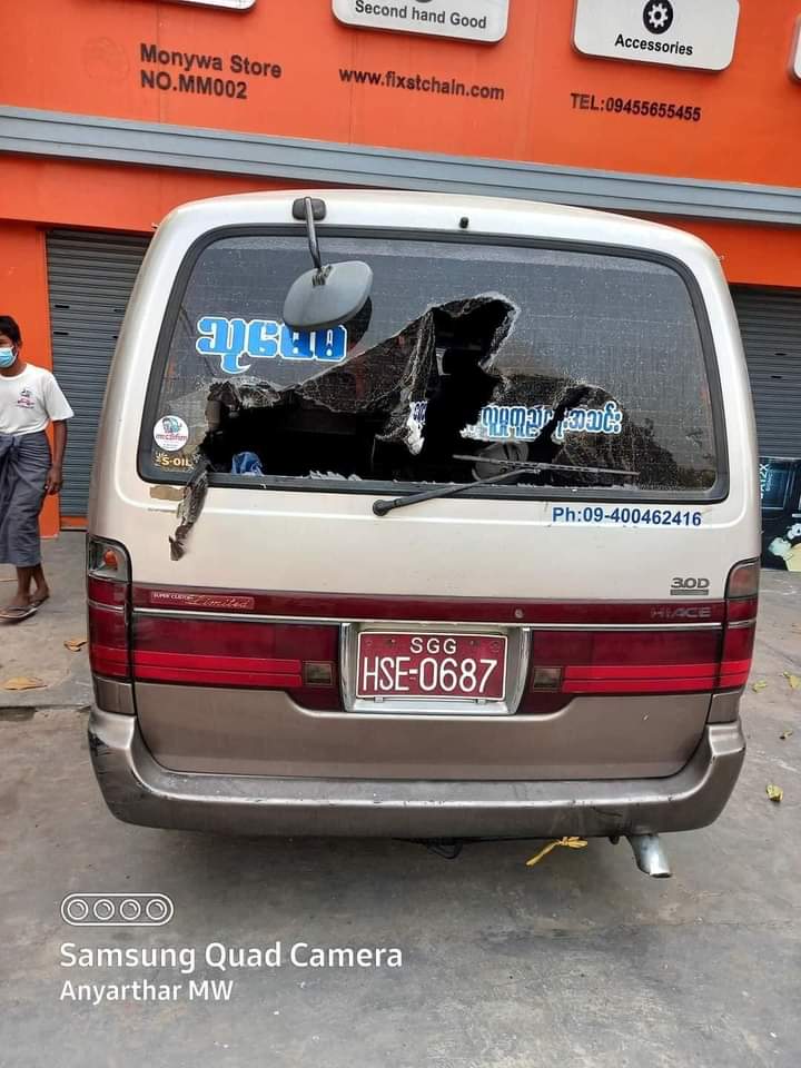 ThoutKyar's tweet photo. Police also destroyed parked cars
#WhatsHappeningInMyanmar 
#MilkTeaAlliance 
#Monywar https://t.co/SmzY83JH9y