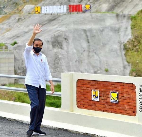 Jokowi direncanakan meninjau vaksinasi pedagang Pasar Beringharjo, Jogja, sebelum nanti menjajal KRL Jogja-Solo pada Senin Pekan depan.
zpr.io/RGdak