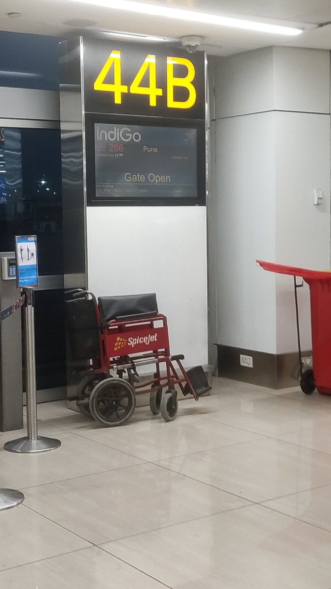 VaniMehra11's tweet photo. Worst experience at airport today.
Boarded a flight from New Delhi to Amritsar with @flyspicejet from the gate which says Indigo and destination Pune.
No announcements made by the staff and very irresponsible and rude behaviour.
#SaynotoSpicejet https://t.co/lXmYm3RjNx
