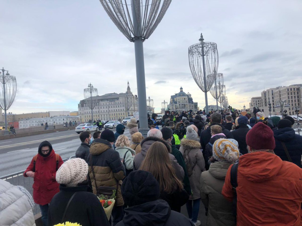 MobCounter2015's tweet image. По состоянию на 16:00 в возложении цветов на Большом Москворецком мосту приняли участие 3503 человека.