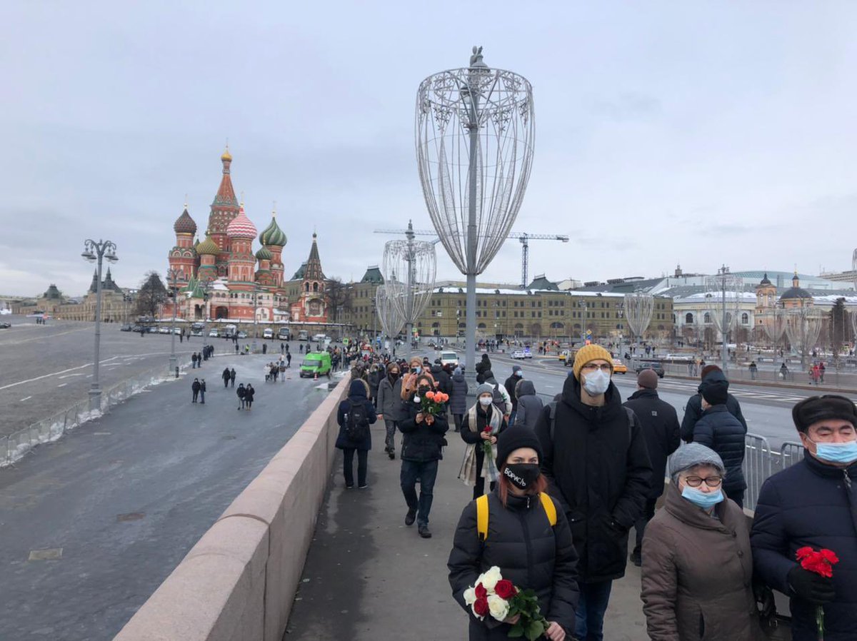 MobCounter2015's tweet image. По состоянию на 16:00 в возложении цветов на Большом Москворецком мосту приняли участие 3503 человека.