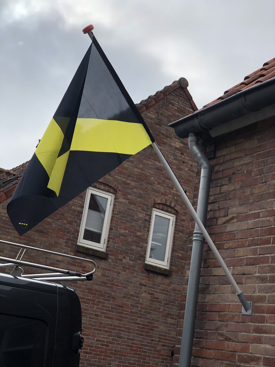 Jesper076's tweet photo. Pareltje!💛🖤 Is het al maandag? Bedankt voor de bezorging @Italo_BSR @BSideRats #raiseyourflag #Prinsenbeek #NACpraat https://t.co/5ghZNkRYVN