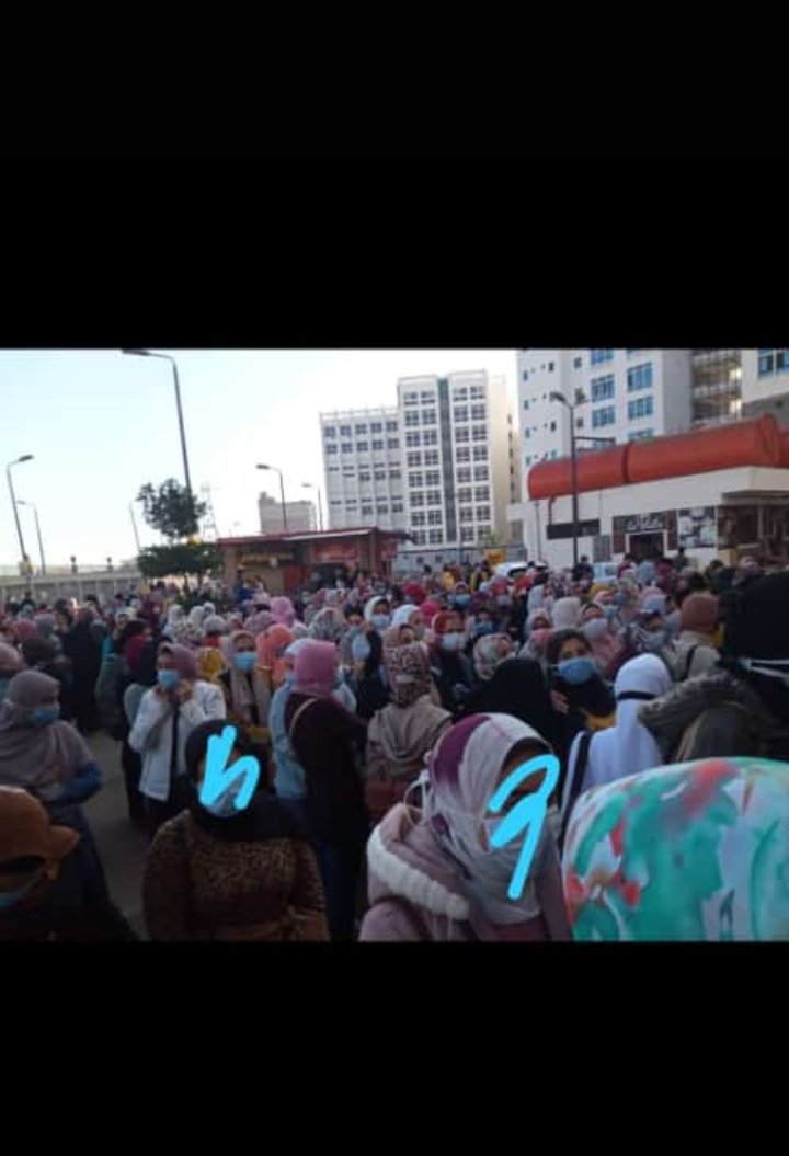 Mohamed69929337's tweet photo. #الإجراءات_الاحترازية 
هي دة بقا الاجراءات الاحترازية لم تقفلو البوابات علي الطلبة ومتقللش الازدحام دة كلة 
الصورة دة النهاردة في جامعة دمنهور https://t.co/WPQfzYXD06