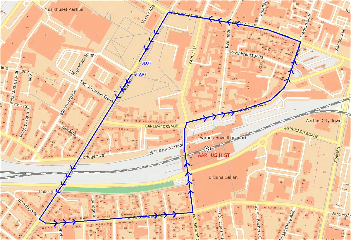 Demonstration i Rådhusparken i Aarhus er nu i gang. Vi er til stede og forventer, at det hele foregår i god ro og orden. I forbindelse med demonstrationen vil der være fakkeloptog ca. kl. 17.15-18.00 i bymidten. Det kan give mindre trafikale udfordringer. #politidk https://t.co/xn4HpufTz2