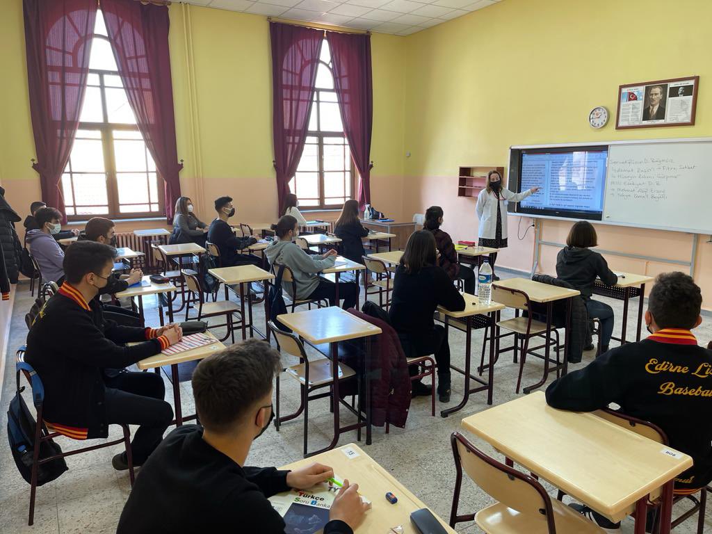 Okullarımızda yüz yüze eğitime ve sınavlara, 2 Mart 2021 Salı günü, “yerinde karar” uygulamasıyla illerin salgın koşullarına göre başlanacaktır.

Köy ve seyrek nüfuslu yerleşim yerlerindeki eğitim kurumlarında mevcut kararlar uygulanacaktır.

Haber👉🏻meb.ai/FZrWr
