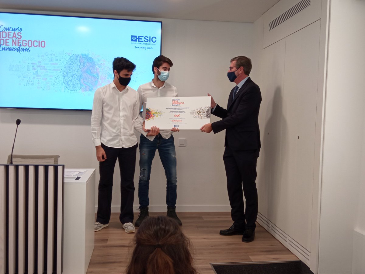 ESICBarcelona's tweet photo. 🔹Eduard Prats (@EduardPratsC), DG de ESIC Catalunya y Dir Adjunto a la Dirección General de #ESIC, hace entrega del premio a los ganadores del 𝗖𝗼𝗻𝗰𝘂𝗿𝘀𝗼 𝗱𝗲 𝗜𝗱𝗲𝗮𝘀 𝗱𝗲 𝗡𝗲𝗴𝗼𝗰𝗶𝗼 𝗜𝗻𝗻𝗼𝘃𝗮𝗱𝗼𝗿𝗮𝘀.
Un reconocimiento y apoyo a 6 emprendedores #MadeInESIC 👏 https://t.co/enXX4Vwrbw