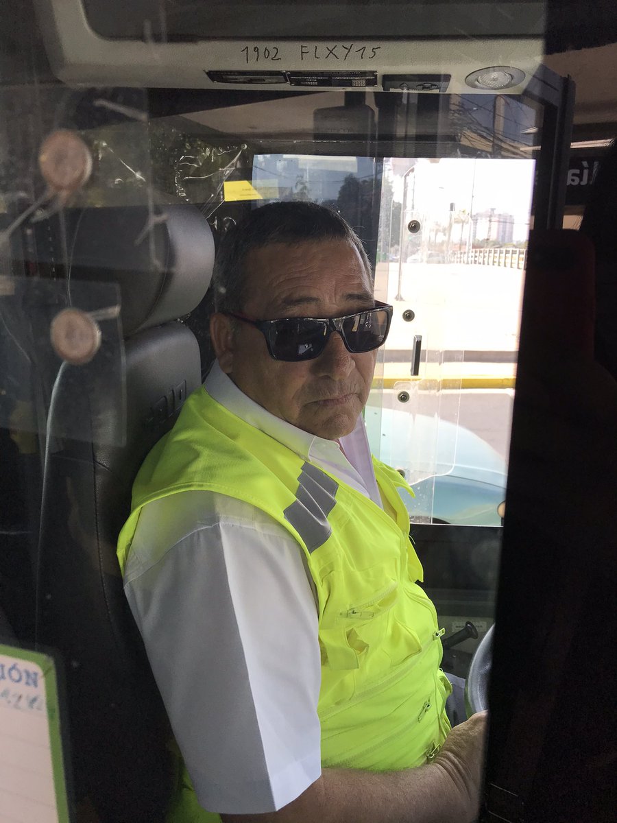 alitrbl_'s tweet photo. ESTE VIEJO APLASTÓ A MI HERMANO MIENTRAS INTENTÁBAMOS BAJAR DE LA MICRO, según el no estábamos bajando pero el iba pendiente a su celular mi hermano se 10 años quedó traumado  , ME AYUDAN CON UN RT?!!!!!!! (E17) https://t.co/rsTRkJv2NA