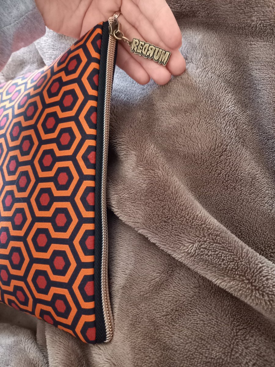 smbslt's tweet photo. New #bookprotector #bookcover #bookcase #TheShining #stephenking #theoverlookhotel 🥰 #horrorfan #geek xxx https://t.co/qZ7W2fRnFw