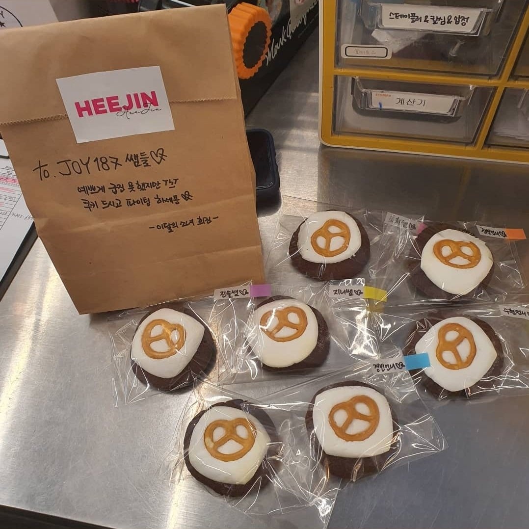a heejin faz cookies pros estilistas 😭 eu vou chorar ela é tão preciosa
