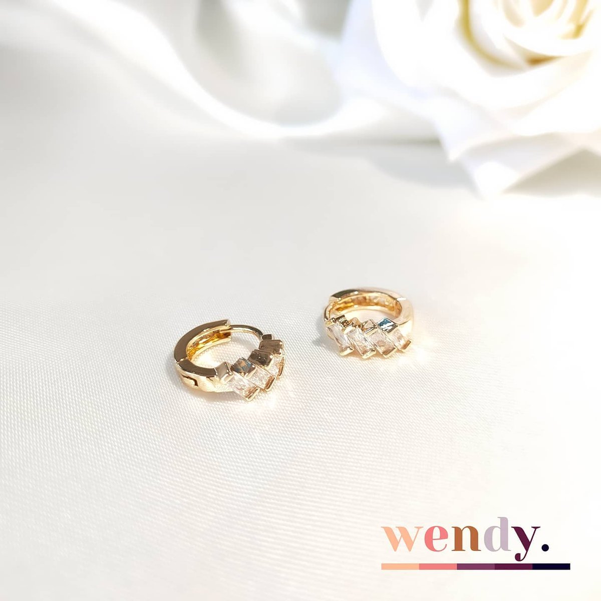 𝐰𝐞𝐧𝐝𝐲 𝐞𝐚𝐫𝐢𝐧𝐠 𝟎𝟎𝟑 (190.-) ต่างหูห่วงเล็กประดับเพชร น่ารักมาก ใส่แล้วดูดีเกาหลีสุด  ใส่กับชุดอะไรก็แมทช์ได้หมด

🥀 190 บาท 
🦋 ส่ง flash express กทม. 25 / นอก กทม. 35
💌 สอบถาม สั่งซื้อ dm / line ได้เลย