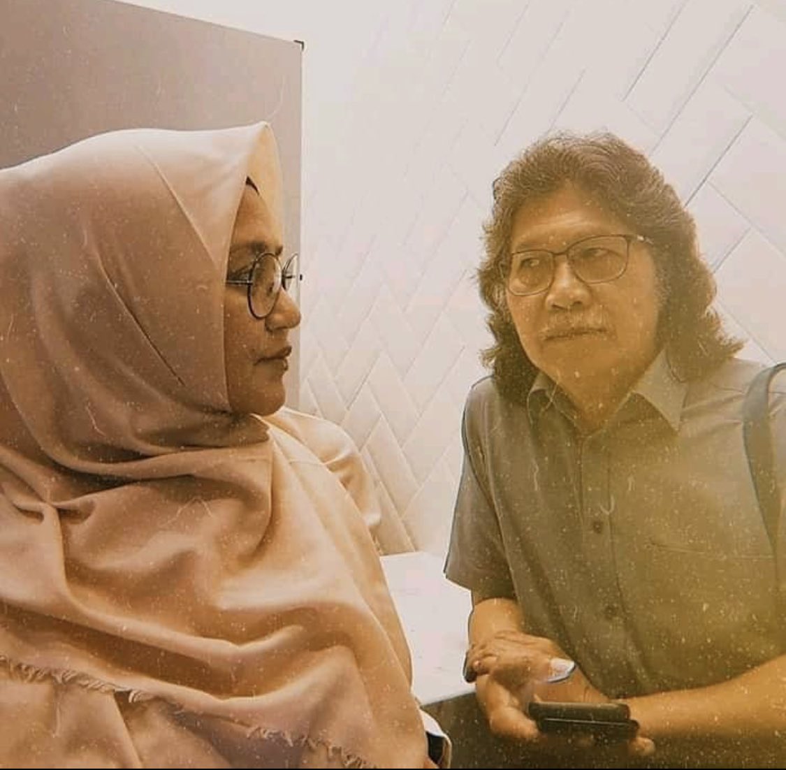 darmurisiwi's tweet photo. "Orang itu kalau sudah di puncak cinta, dia kehilangan kata." — Mbah Nun 🌹 https://t.co/i7RYK4msfs