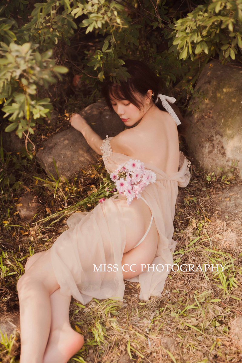 永远温柔，永远清醒，永远难以接近

摄影/@misscc520 

#私房 #摄影 #人像摄影 #写真 #photography #portraitphotography #photoshoot https://t.co/D79WBSeSAM
