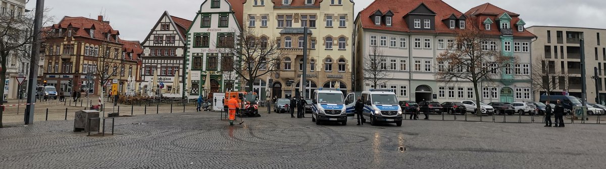 FKlaus_01's tweet image. Bei #ef2702 zieht die @Polizei_Thuer jetzt zusammen: Nach Beendigung des Wochenmarktes wird der #Domplatz in #Erfurt abgesperrt, während die Stadtreinigung noch unterwegs ist und sauber macht.