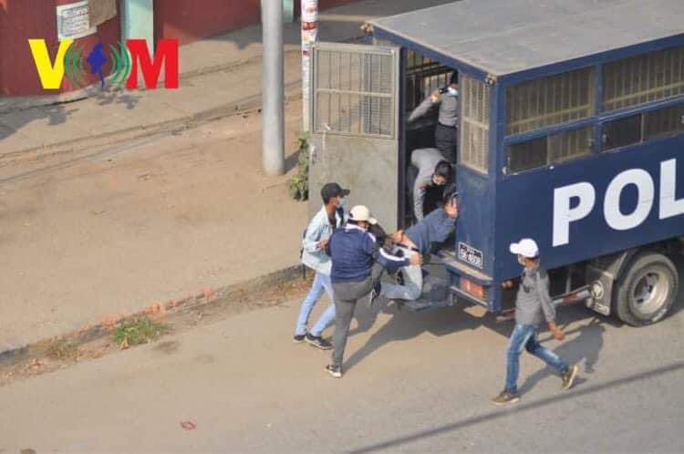 Police in Myanmar aimed medic team with guns and also tried to punch a pregnant lady.People without police uniforms are also beating and arresting the protestors.

CRPH ASSEMBLE

#Feb27Coup
#WhatsHappeningInMyanmar