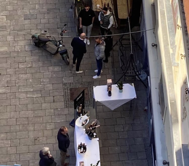 chiaravonfa's tweet photo. Heute gibts in #graz wohl ein Champagner Opening mit ca 50 Gästen im Café Glockenspiel. Alle ohne Ffp2 und Abstand. So geht Solidarität und Wegschaun. #Highsociety #Vip #Spreadcorona @PolizeiStmk @rudi_anschober @kleinezeitung @KDreisiebner https://t.co/nk0dC2fC4q
