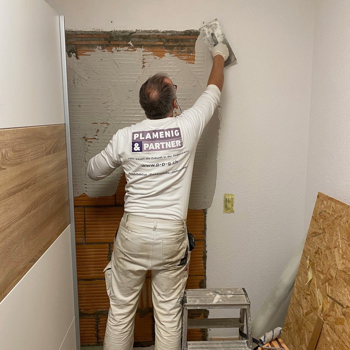 #Baumeister / Kunden-#Maurerarbeiten - Zu-Mauern Doppelschalen-Mauerwerk, inkl. Grundputz und Deckputz-Arbeiten. "Wo eine Türe sich schliesst, öffnet sich eine andere."
#WirbauendieZukunftinderGegenwart