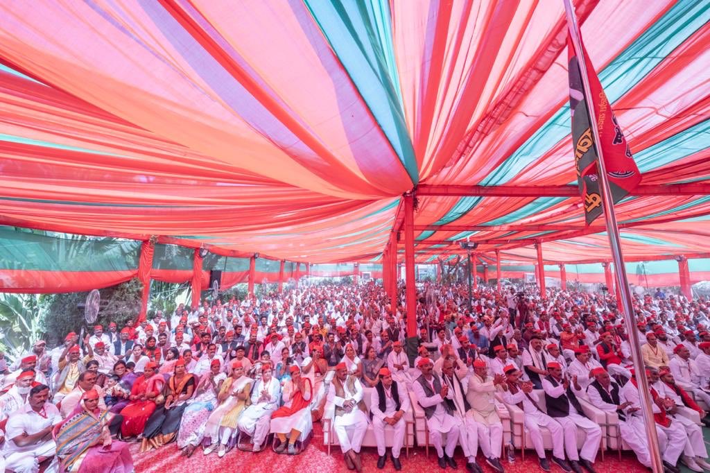 मिर्ज़ापुर में सपा के कार्यकर्ता सम्मेलन में जिस प्रकार वरिष्ठ एवं युवा कार्यकर्ताओं का उत्साह दिखा वो ये साबित कर रहा है कि 2022 में सपा सरकार बना रही है।

नयी हवा है ~ नयी सपा है
बड़ों का हाथ, युवा का साथ

#बाइस_में_बाइसिकल