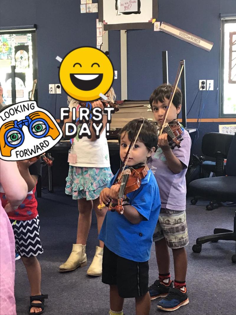 Things4Strings's tweet image. This sweet pic from a first beginner&apos;s group class in Brazil 2 yrs.  ago popped up in feed this morning ..... cannot wait for my own Saturday Suzuki Group Classes to safely resume! Fingers crossed for September! Note: Sunny Yellow #Things4Strings #HoldFish spied in the front row!