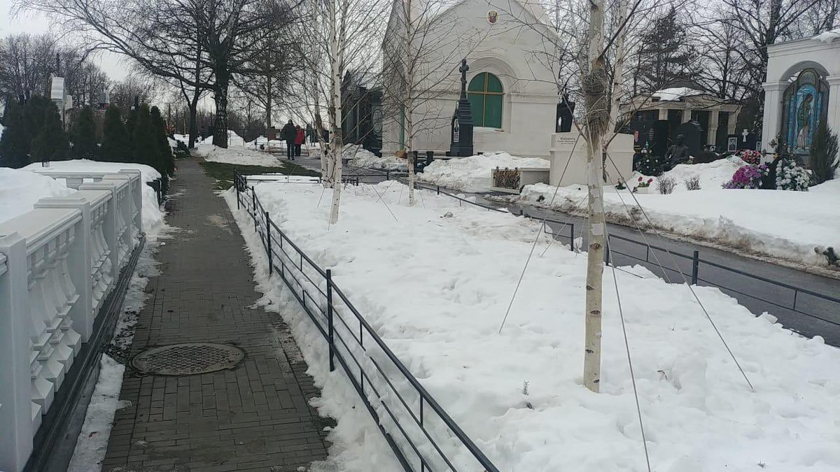 MobCounter2015's tweet image. Троекуровское кладбище. За весь день к могиле Немцова возложили цветы 146 человек. Кладбище закрыто. Наблюдение завершено.