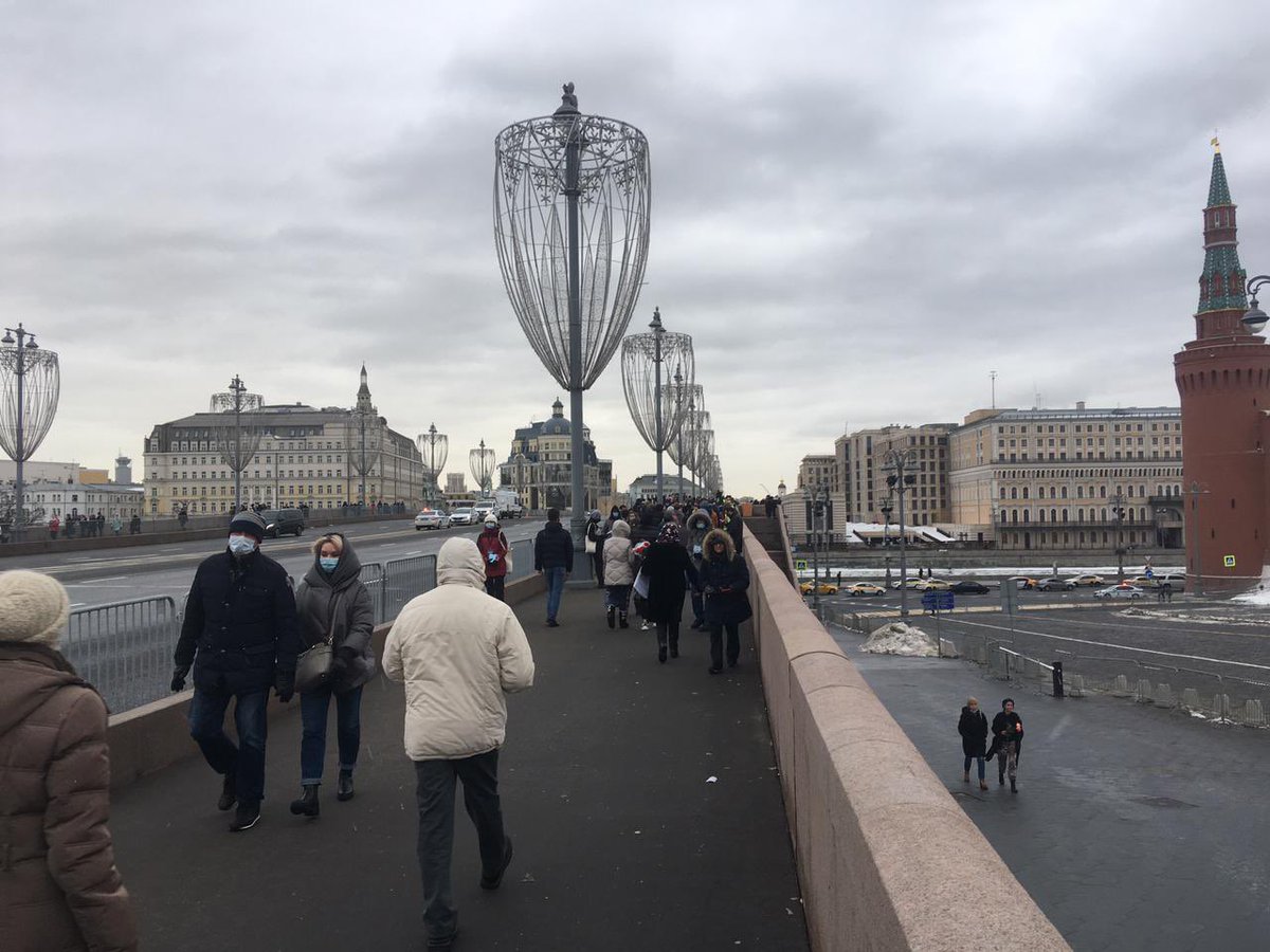 MobCounter2015's tweet image. По состоянию на 17:00 на Большом Москворецком мосту возложили цветы 4282 человека.