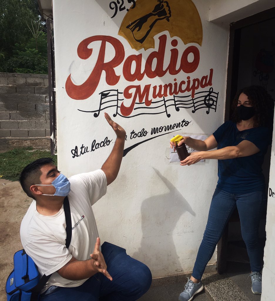 Leo_Orellana_ok's tweet photo. Llegas a la radio y tu compa te espera así !!! 
🎙Comenzó Ludomania tenemos buena energía y regalos para vos!! 
92.5 / 95.1 📻 https://t.co/DItIMvMKTZ