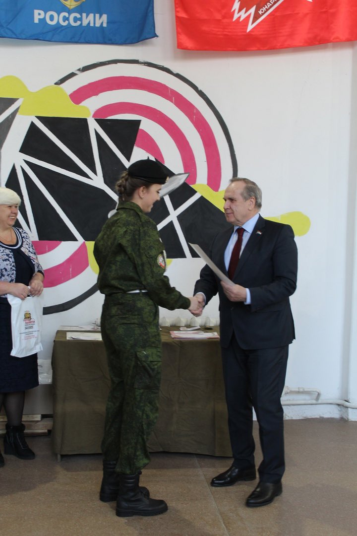 20 февраля в г.о. Отрадном на торжественных линейках вручил юнармейцам благодарственные письма и памятные знаки за участие в «Параде Памяти»- проекте партии «Единая Россия». Очень важно передать детям чувство гордости за своё Отечество, его историю и великие свершения! #ersamgd