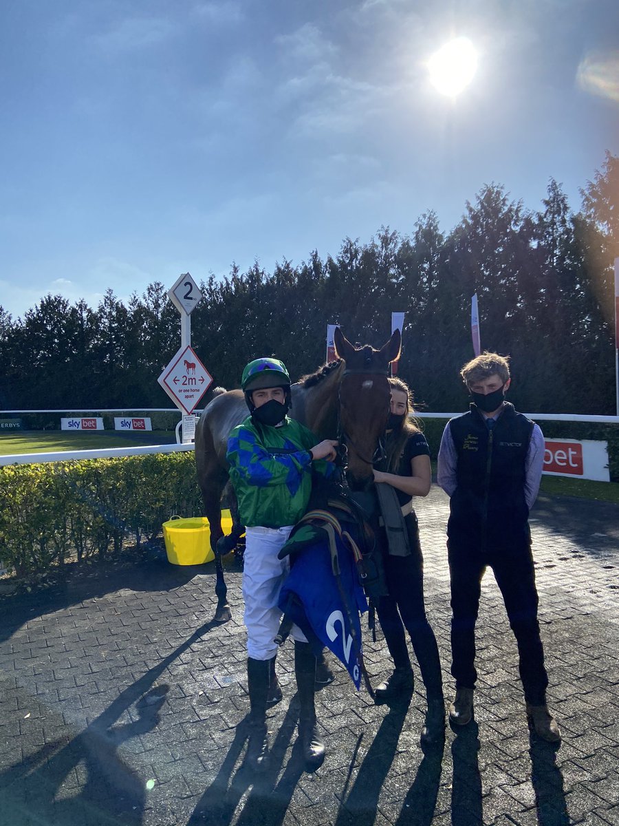 jamiesnowden's tweet photo. #GaLaw is a good 2nd in the #Grade2 #Pendil @kemptonparkrace under #GavinSheehan Beaten 3 lengths carrying a #Grade2 penalty for his win in #TheRisingStars @wincantonraces @BetVictor https://t.co/0AaxahaSSS